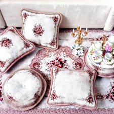 Коллекция ковров и подушек "Нежность" в бежевом цвете