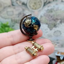 Глобус и бинокль