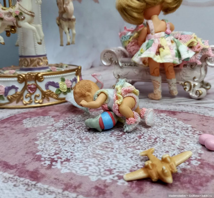 Как малышка Келли играла в мамочку