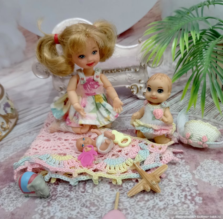 Как малышка Келли играла в мамочку