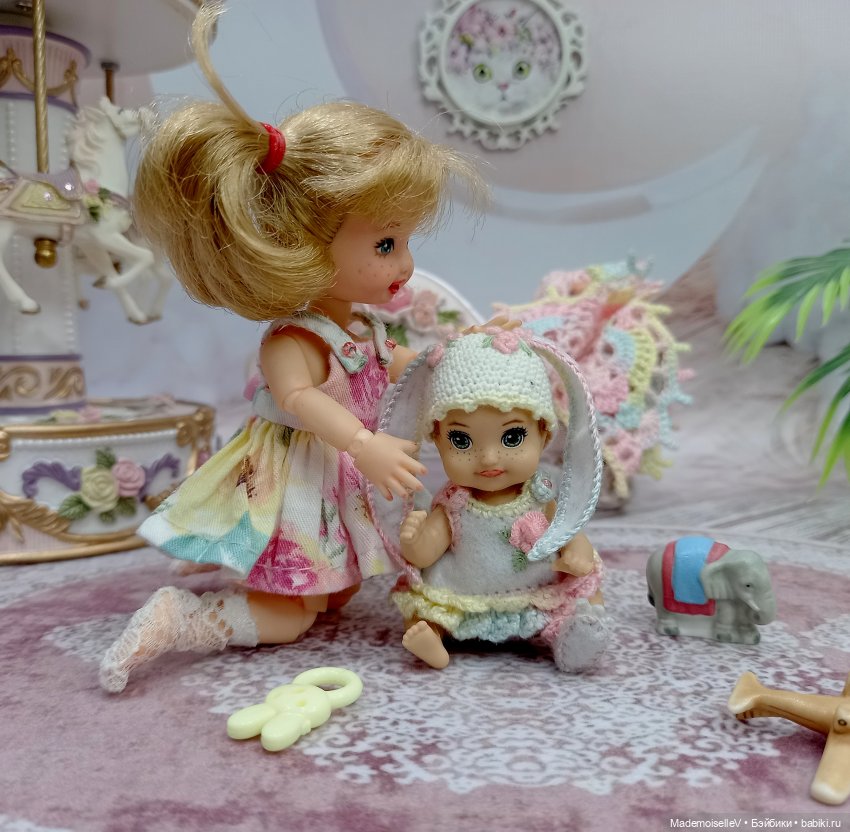 Как малышка Келли играла в мамочку