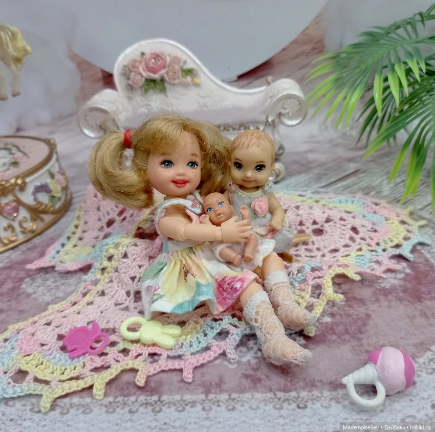 Как малышка Келли играла в мамочку