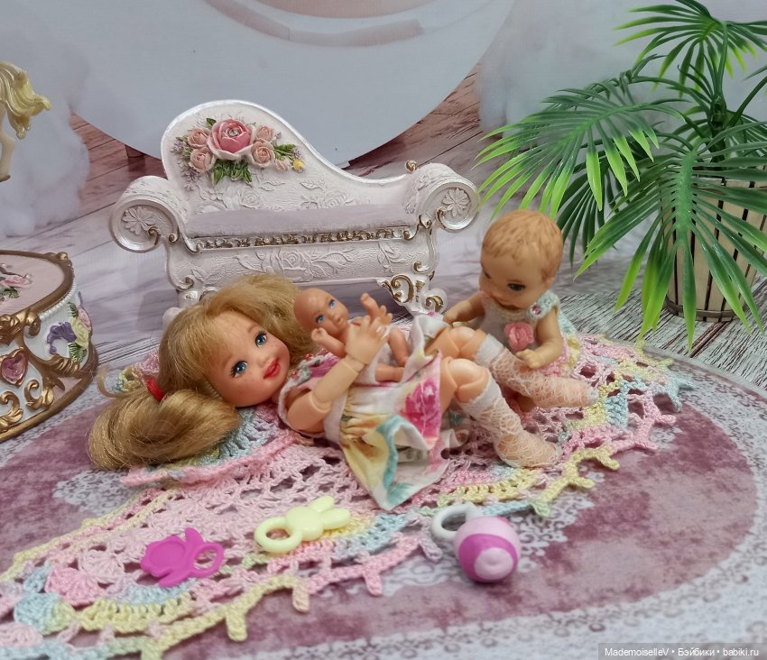 Как малышка Келли играла в мамочку