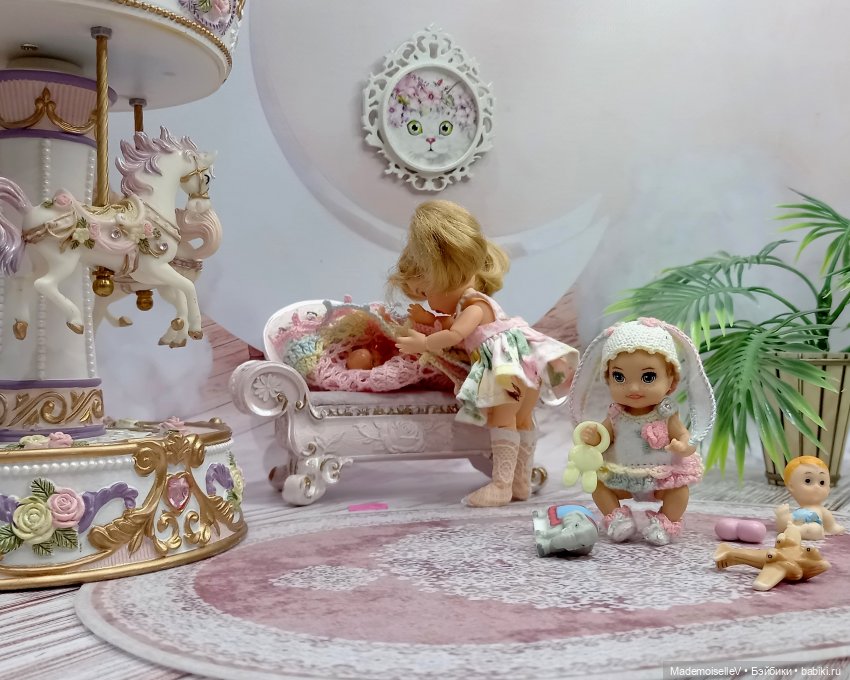 Как малышка Келли играла в мамочку