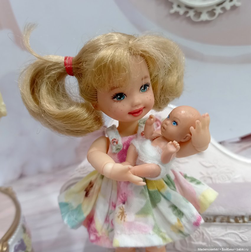 Как малышка Келли играла в мамочку