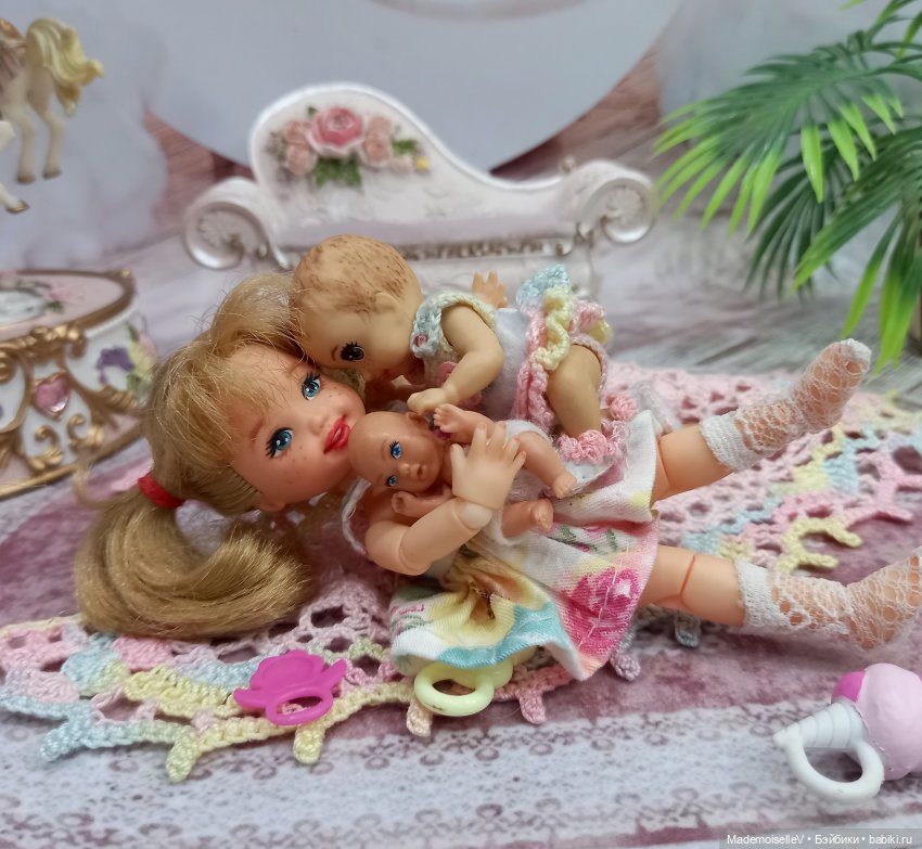 Как малышка Келли играла в мамочку