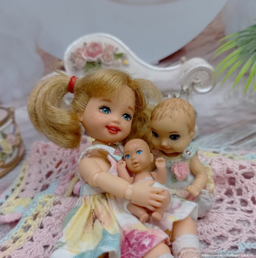 Как малышка Келли играла в мамочку