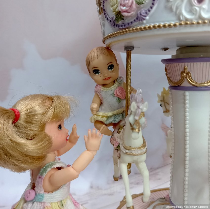 Как малышка Келли играла в мамочку