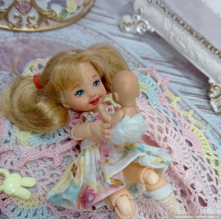 Как малышка Келли играла в мамочку