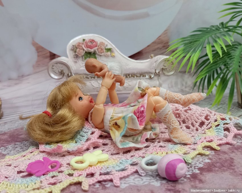 Как малышка Келли играла в мамочку