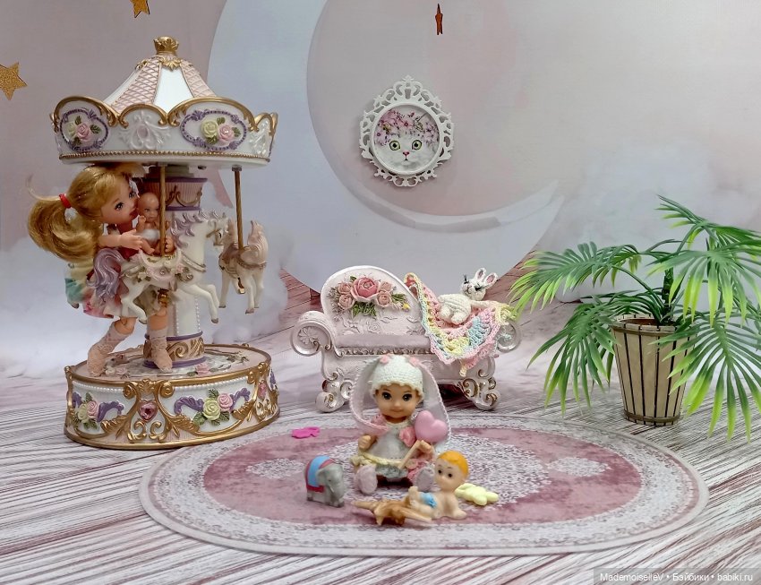 Как малышка Келли играла в мамочку