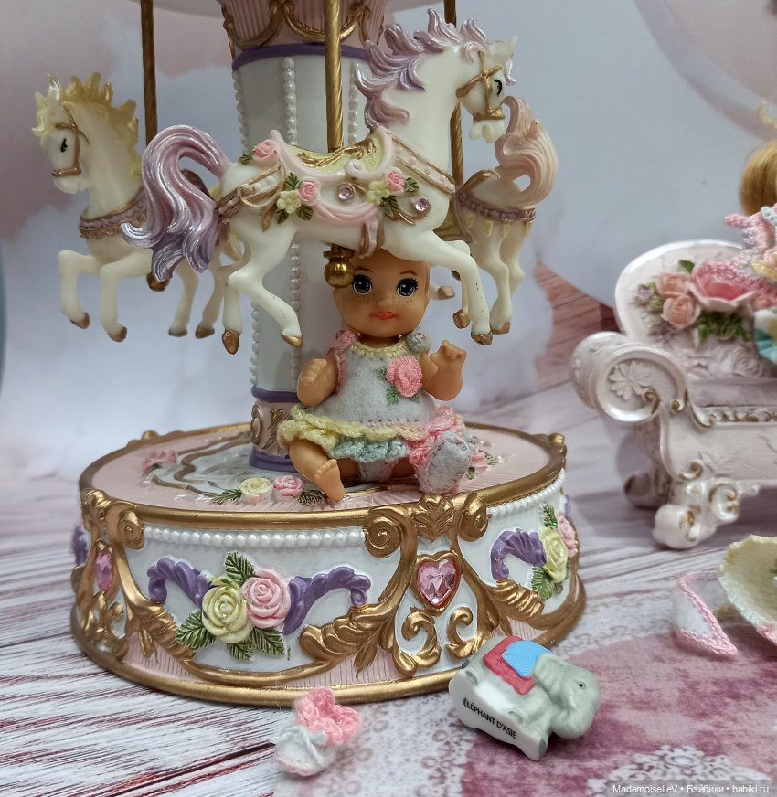 Как малышка Келли играла в мамочку