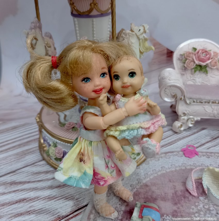 Как малышка Келли играла в мамочку