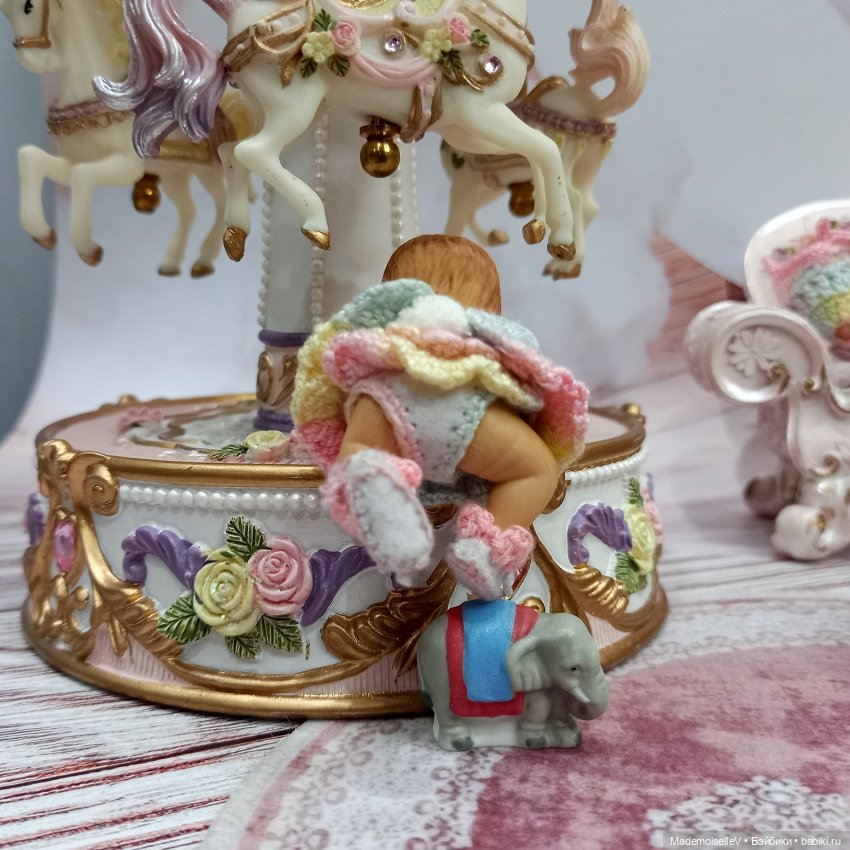 Как малышка Келли играла в мамочку