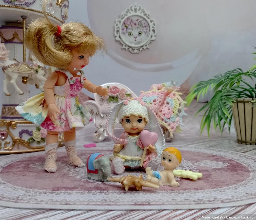 Как малышка Келли играла в мамочку