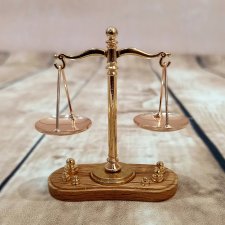 Весы ретро с гирьками