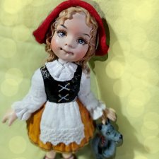 Красная Шапочка с любимой игрушкой.