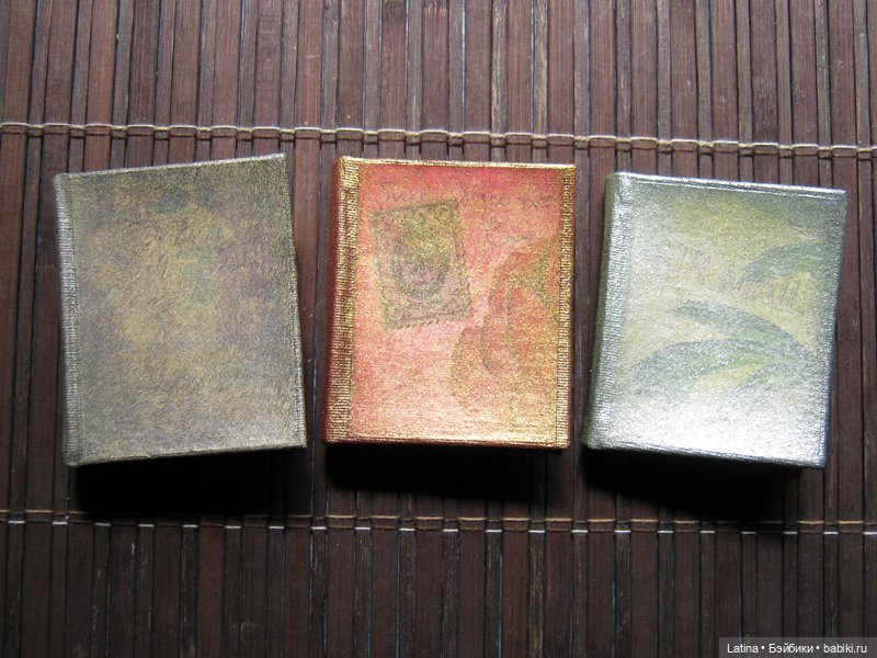 Подпорченные декором книжки для кукол Подпорченные неудачным декором книжки для кукол