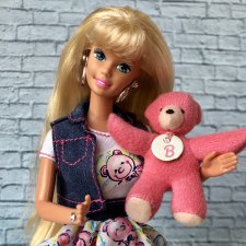 Кукла барби с медвежонком. Barbie с медведем. Викторианский стиль для барби. Кукла cutie reveal. Барби с мишкой кукла.