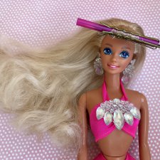 Капризная челка и волны волос