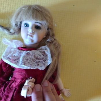 Помогите, пожалуйста, узнать о кукле.