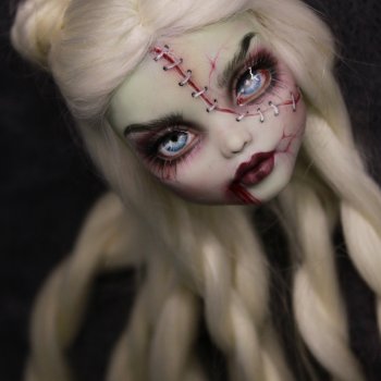 Криповенько - девочка зомби и Ясноглазка :)