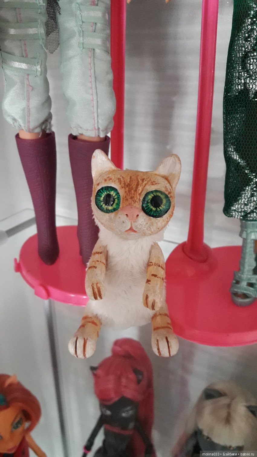 Шкаф-резиденция Монстр Хай. Жизнь за стеклом