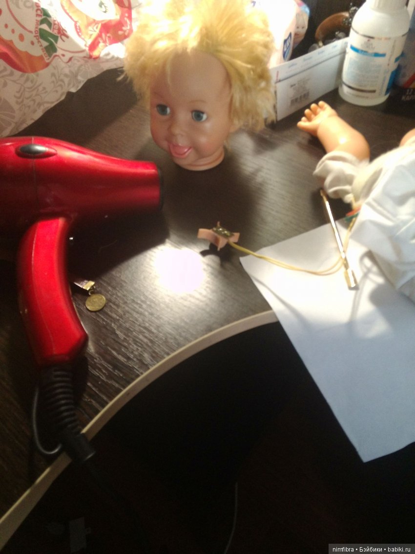 Конструкция держателя микросхемы между глазок куклы