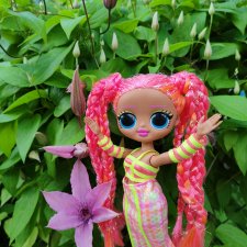 Лол Неон на природе