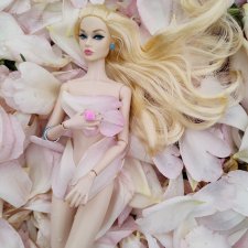 Фотосессия в лепестках роз