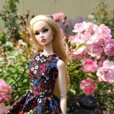 Фото в красивом саду integrity toys