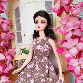 Фото рядом с новой дверью