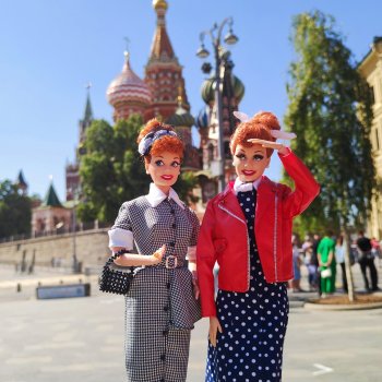 Прогулка двух Люси и двух куклопожружек