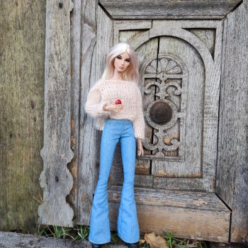 Агнес и живописные виды деревни Мста