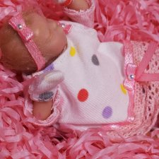 Яночка, миниатюрный младенец в коробке