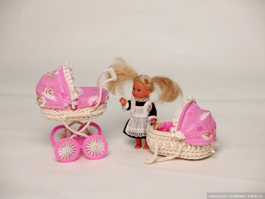Куклы играют в куклы. Самая миниатюрная и реалистичная коляска (фото 2)