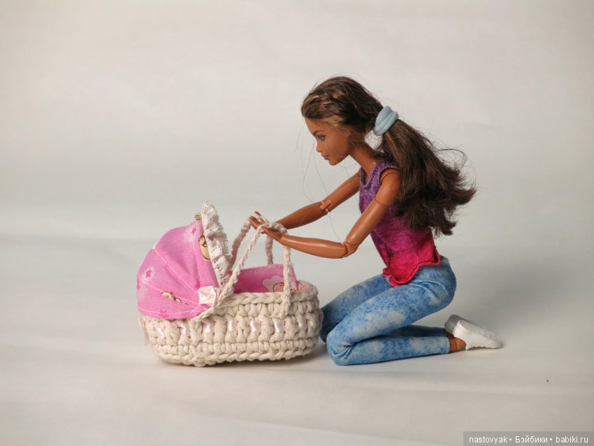 Куклы играют в куклы. Самая миниатюрная и реалистичная коляска (фото 4)