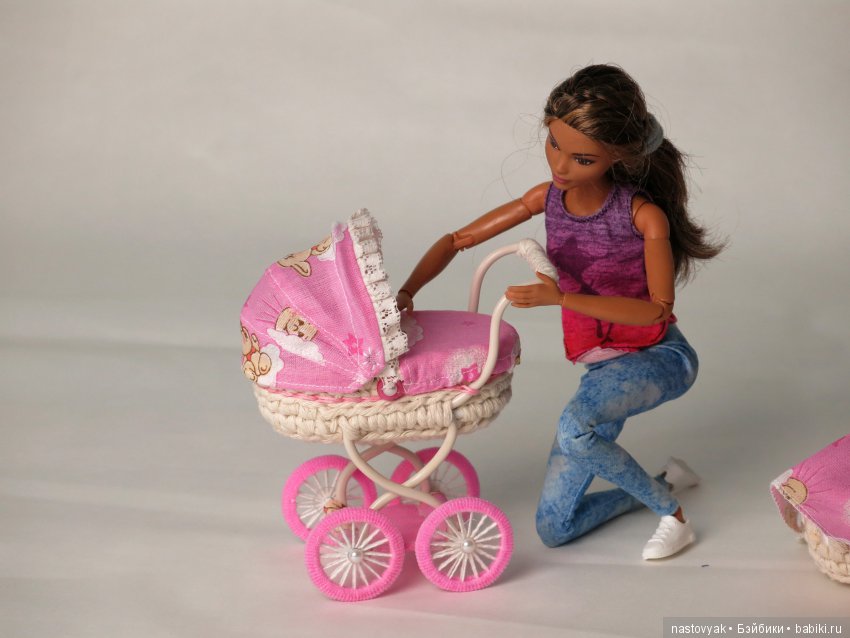 Куклы играют в куклы. Самая миниатюрная и реалистичная коляска (фото 5)