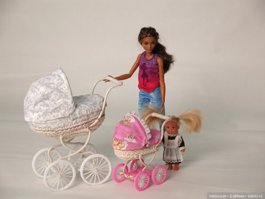 Куклы играют в куклы. Самая миниатюрная и реалистичная коляска (фото 3)