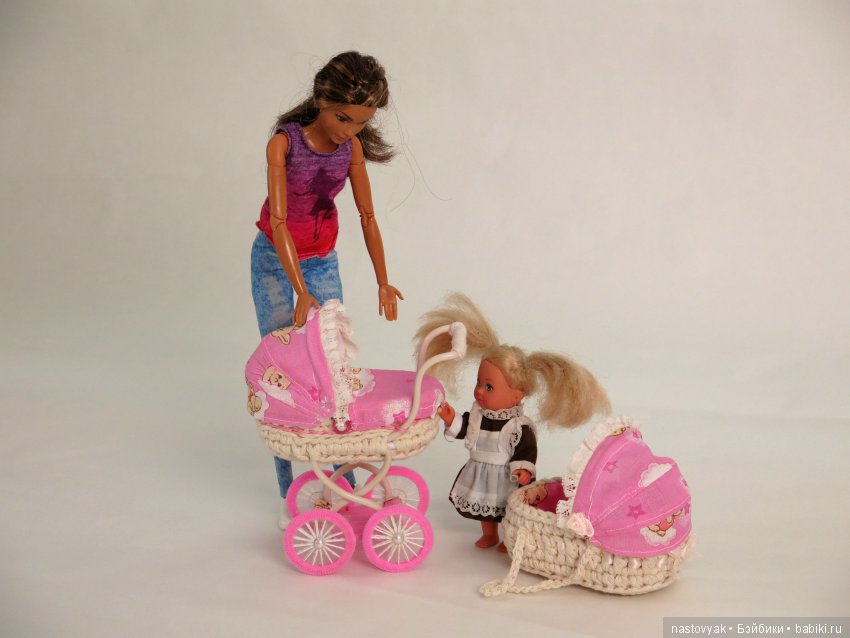 Куклы играют в куклы. Самая миниатюрная и реалистичная коляска