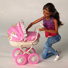 Куклы играют в куклы. Самая миниатюрная и реалистичная коляска