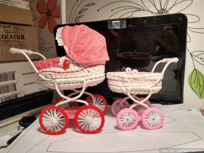 Куклы играют в куклы. Самая миниатюрная и реалистичная коляска (фото 7)