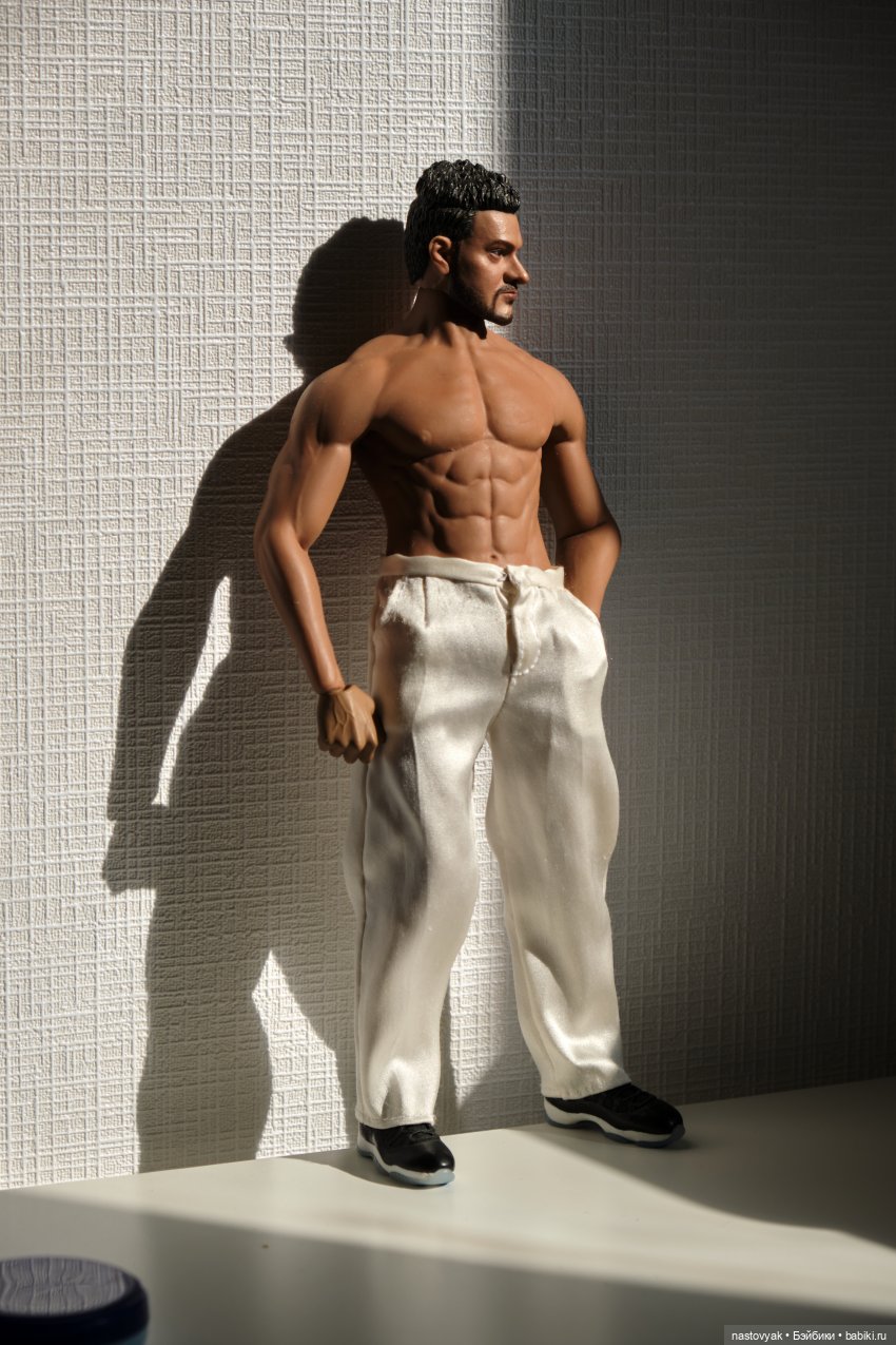 Челлендж "Стальная шея". Сколько девушек удержит на своей шее один парень Phicen (фото 8)