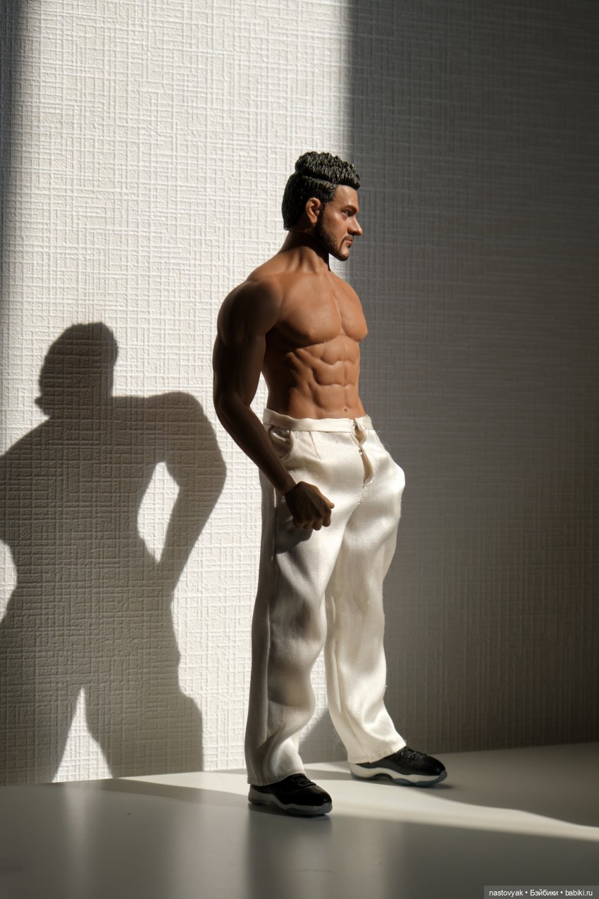 Челлендж "Стальная шея". Сколько девушек удержит на своей шее один парень Phicen (фото 9)