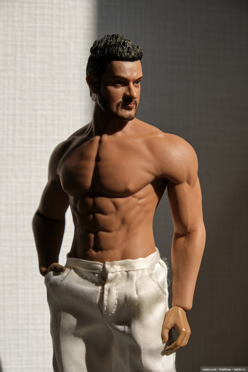 Челлендж "Стальная шея". Сколько девушек удержит на своей шее один парень Phicen (фото 10)