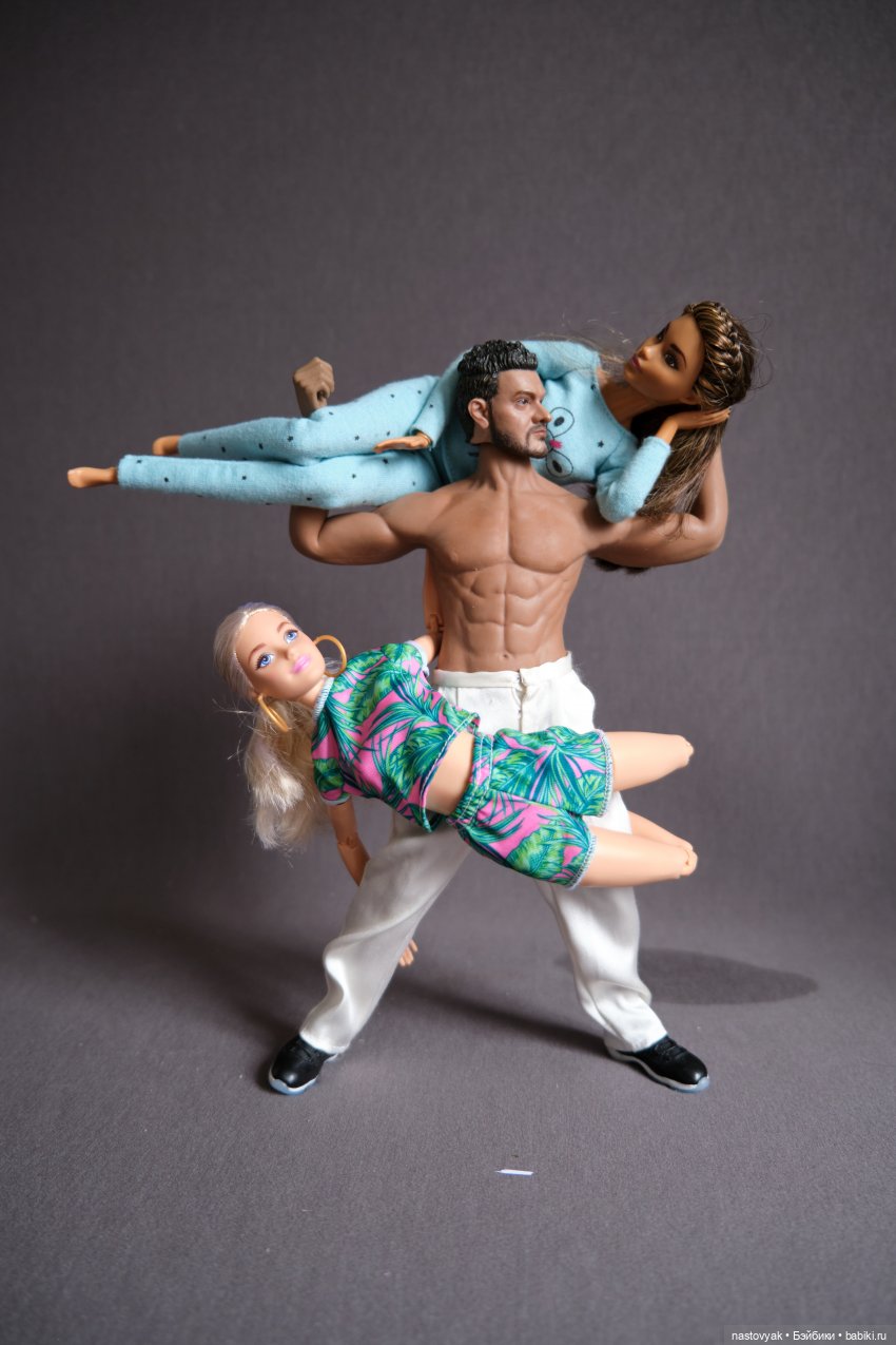 Челлендж "Стальная шея". Сколько девушек удержит на своей шее один парень Phicen (фото 4)