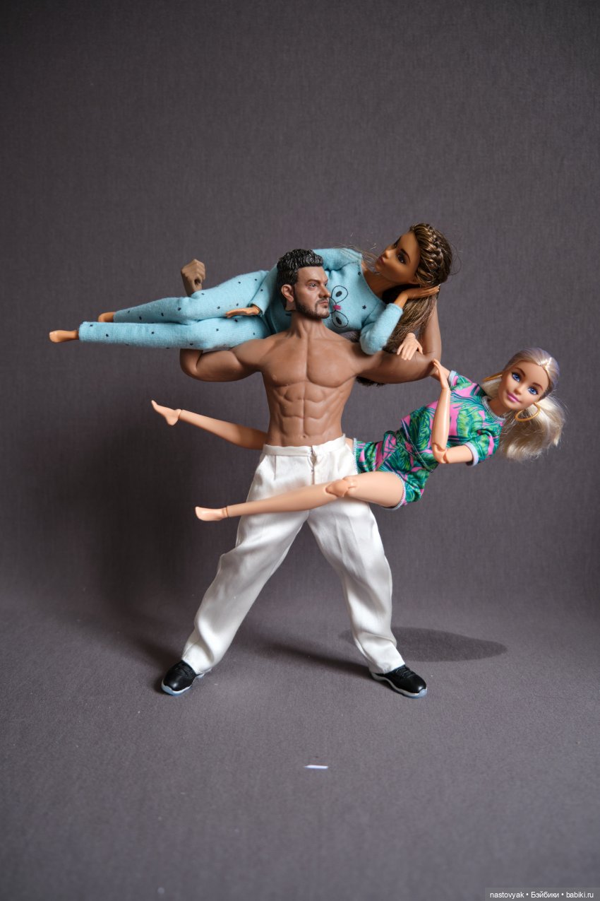 Челлендж "Стальная шея". Сколько девушек удержит на своей шее один парень Phicen (фото 3)