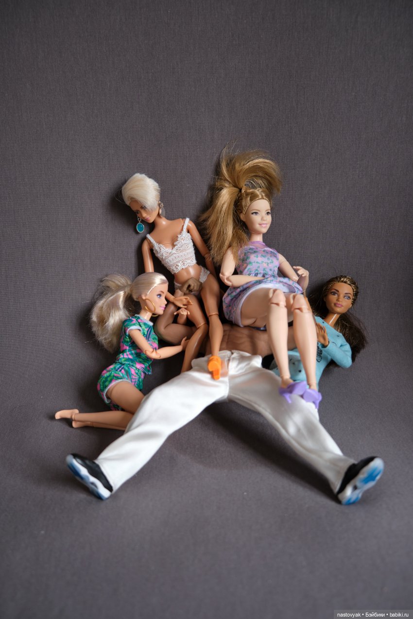 Челлендж "Стальная шея". Сколько девушек удержит на своей шее один парень Phicen (фото 7)