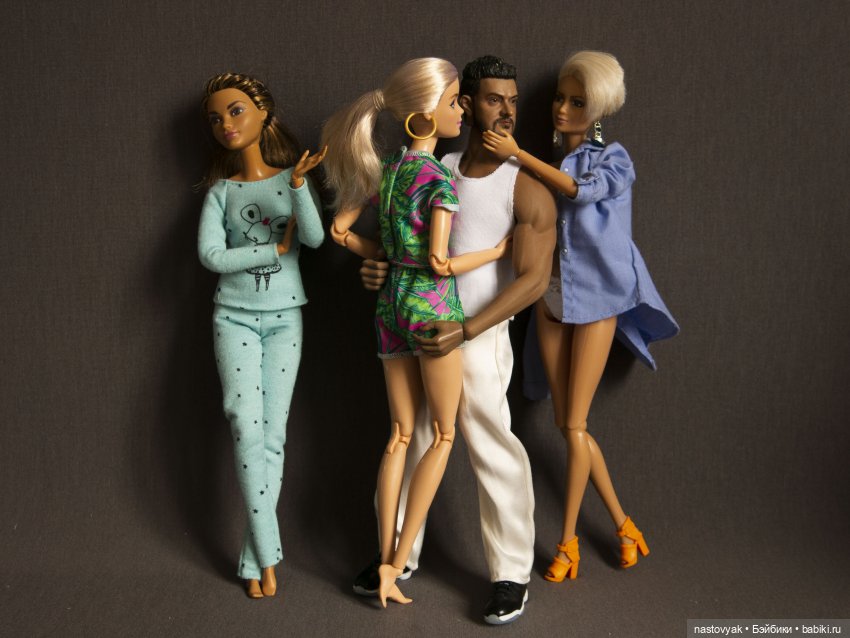 Челлендж "Стальная шея". Сколько девушек удержит на своей шее один парень Phicen