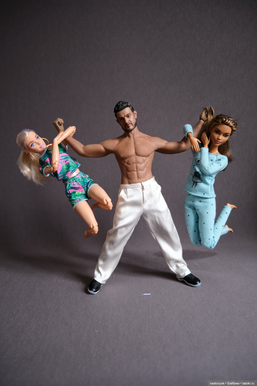 Челлендж "Стальная шея". Сколько девушек удержит на своей шее один парень Phicen (фото 5)